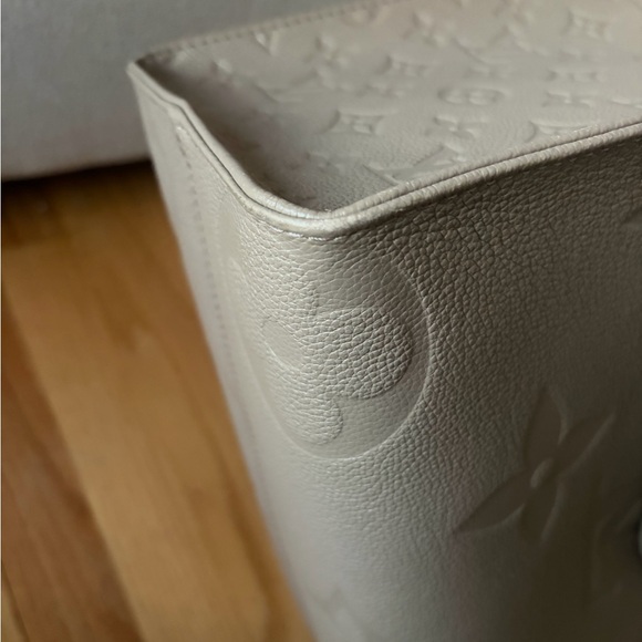 Authentic Louis Vuitton Turtledove Giant Monogram On the Go MM Tote - Picture 13 of 16